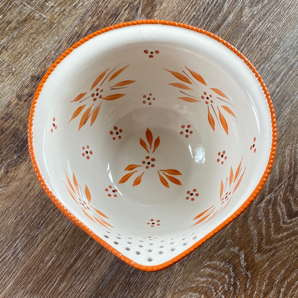 Temp-Tations Old World 1,5 quart ceramic Colander Bowl in Orange Floral